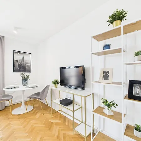 Stylish And Bright Pet-friendly By Renters Apartment Warsaw
